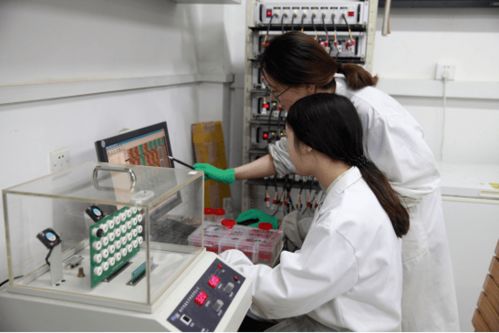 能直接吃 20秒溶于水 你見過這樣的塑料嗎